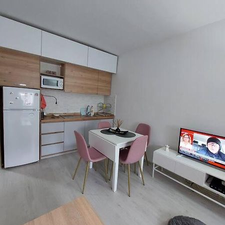 City Center Chic, Urban Apartment Skopje Buitenkant foto