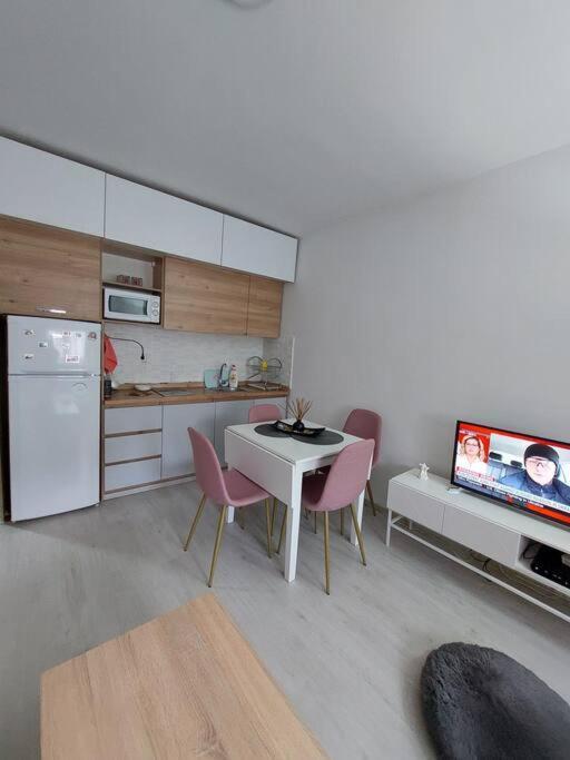 City Center Chic, Urban Apartment Skopje Buitenkant foto
